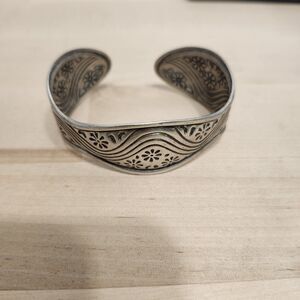 Lia Sophia Pewter Silver Tone Metal Cuff Bangle Bracelet Wavy Floral Retired